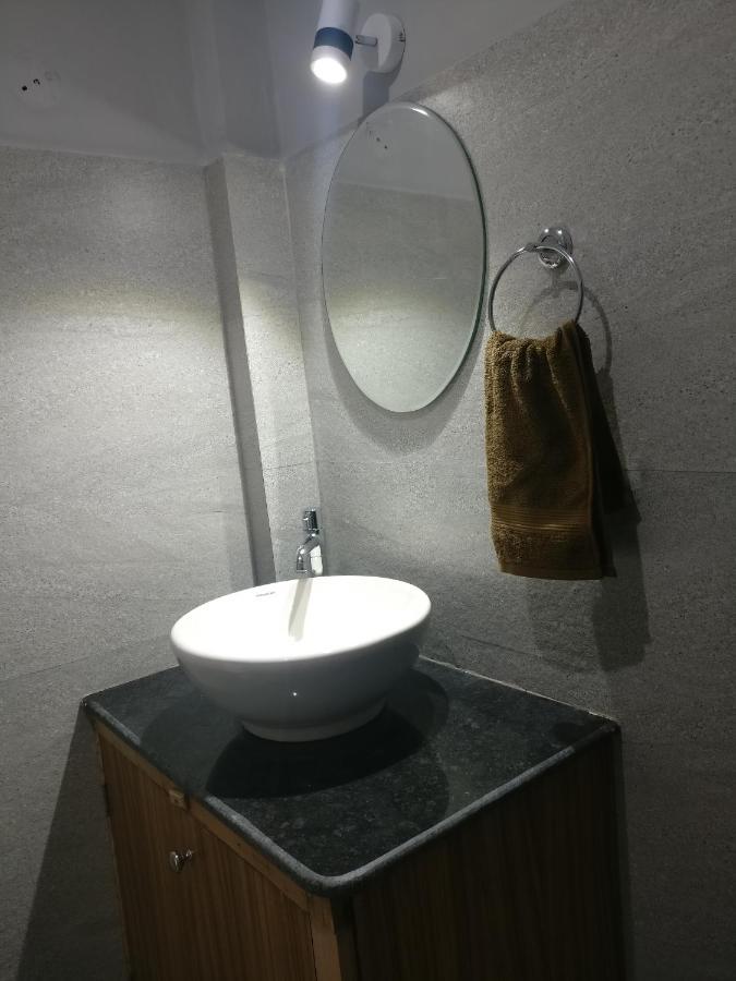 White Rabbit Guest House Дармсала Экстерьер фото